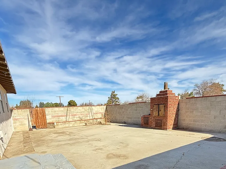 10357 E Avenue R8 — Photo 2