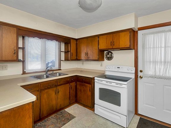 5th image of 30 Llewellyn Dr