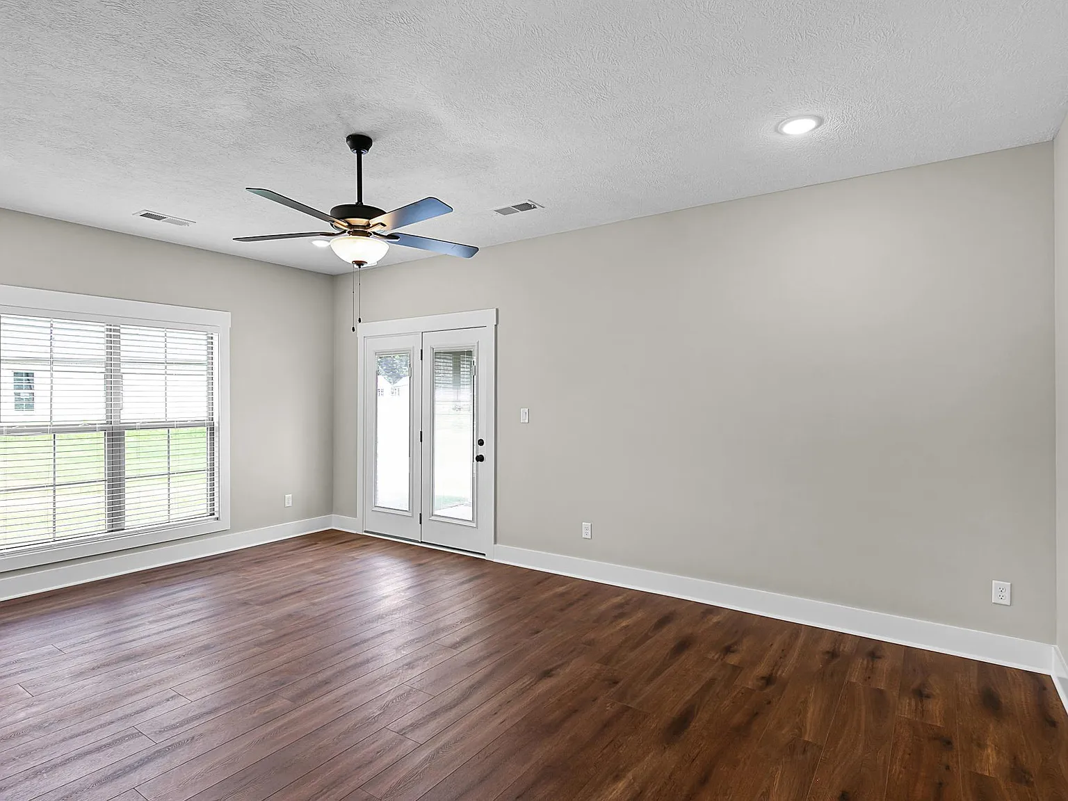 2 bed, 1050 sqft, $1,650 — Photo 2