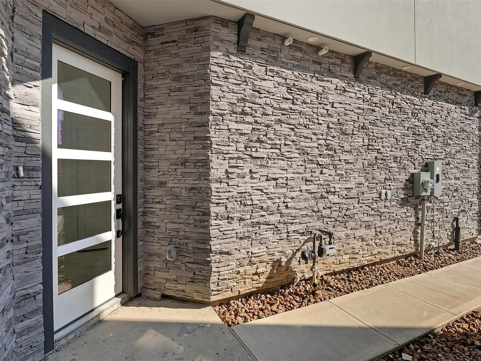3 bed, 2.5 bath, 2100 sqft, $3,000 — Photo 3