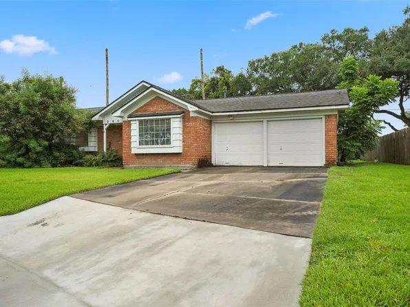 2905 Borden Cir, El Campo, TX 77437