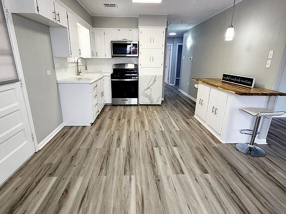 3rd image of 243 Leslie St