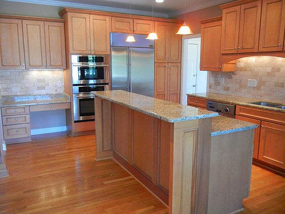 Kitchen with breakfast bar