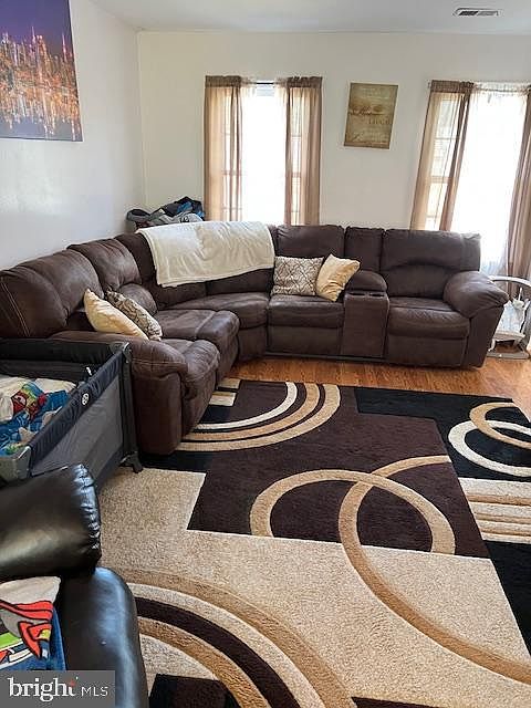 2nd image of 935 Sherwood Ct