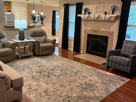 5th image of 528 E Greenfield Dr