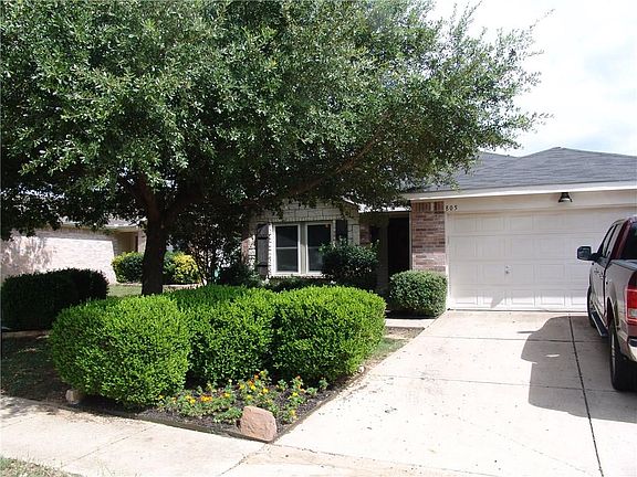 3rd image of 805 Live Oak Dr