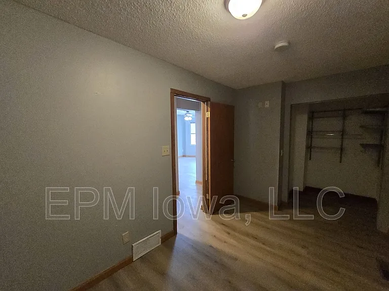 518 E 2nd St — Photo 22