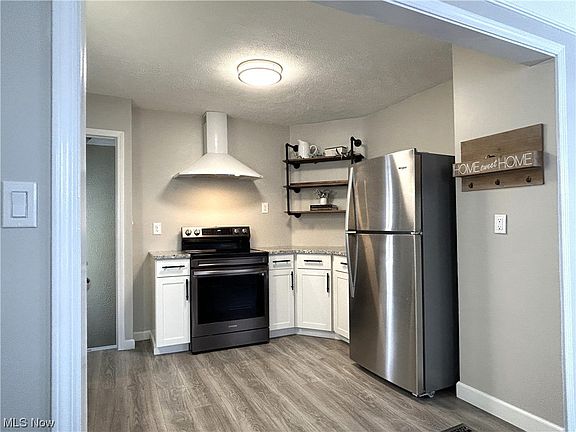 3rd image of 1568 Woodrow Ave