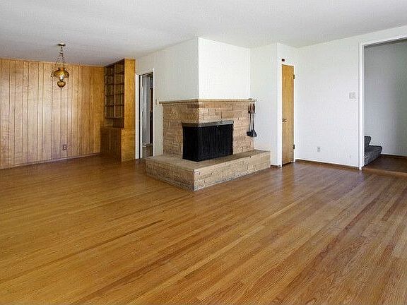 5th image of 407 Detroit St