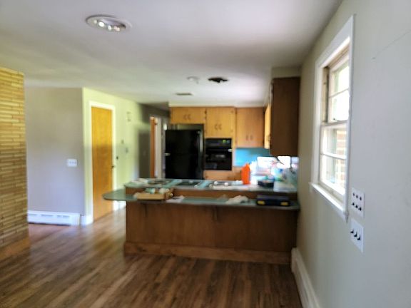 Kitchen and breakfast bar