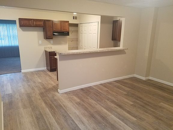 5th image of 349 Knollwood Cir