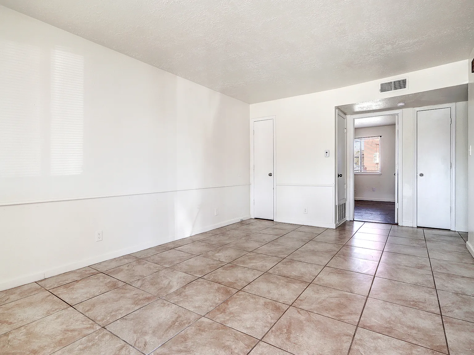 2 bed, 900 sqft, $1,200 — Photo 4