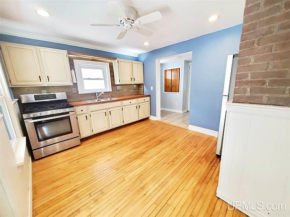 5th image of 221 E Lincoln St