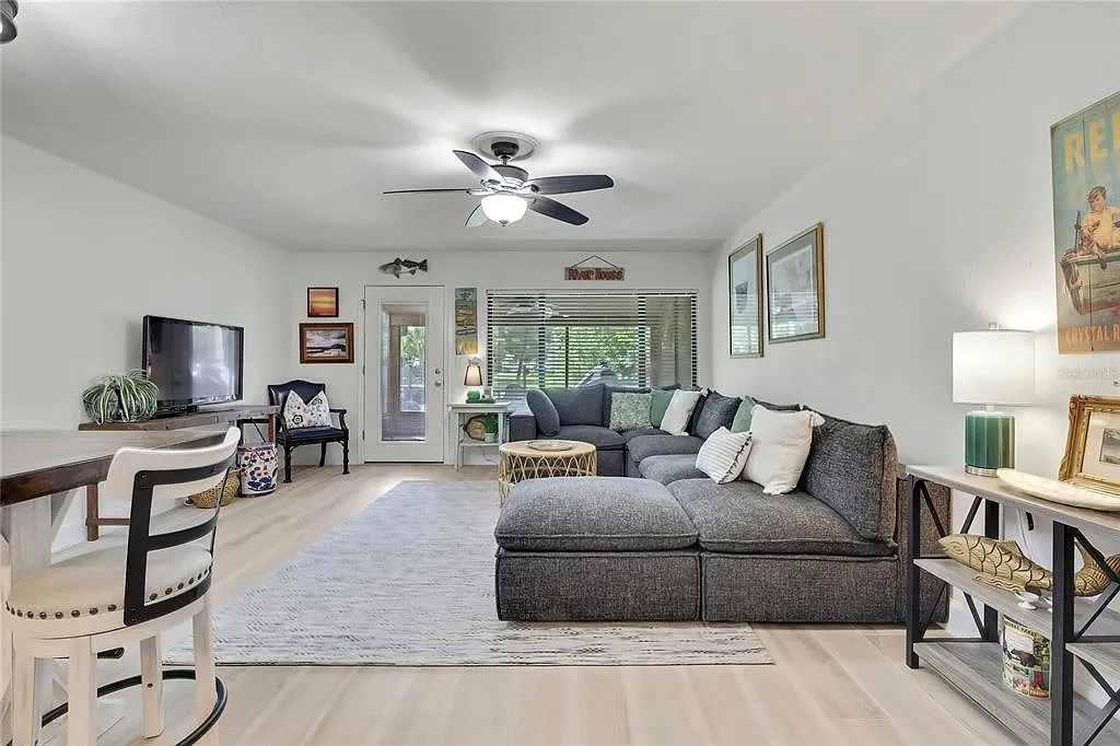 1637 SE Paradise Cir — Photo 3