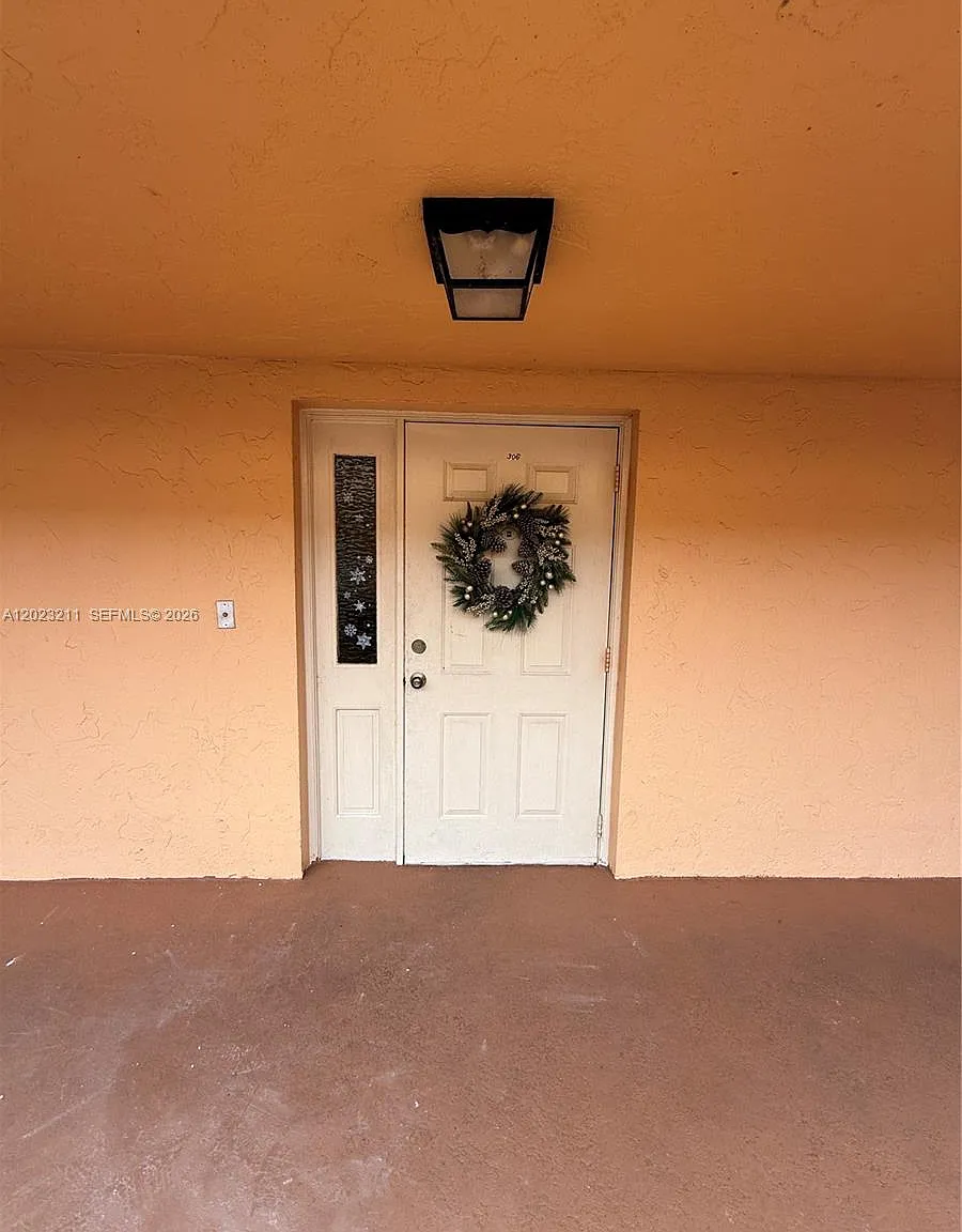 Lago West Condominium — Photo 1