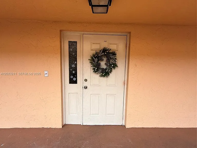 450 Commodore Dr #306 — Photo 1