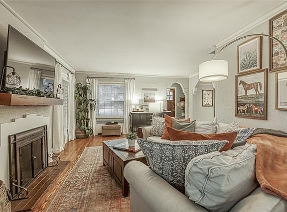 3rd image of 804 W Gregory Blvd