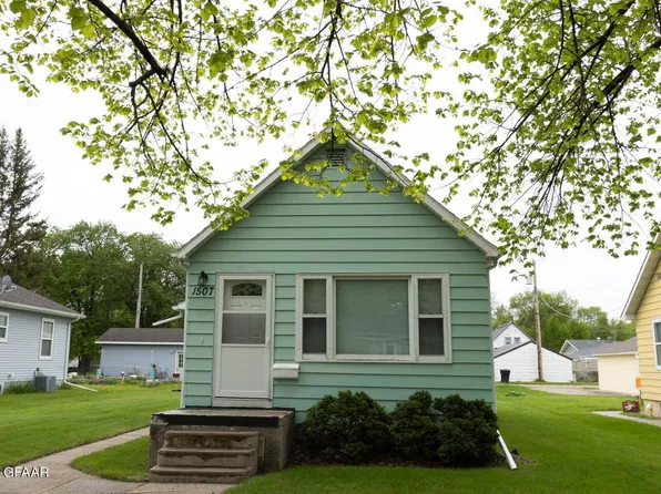 1507 8th Ave N, Grand Forks, ND 58203