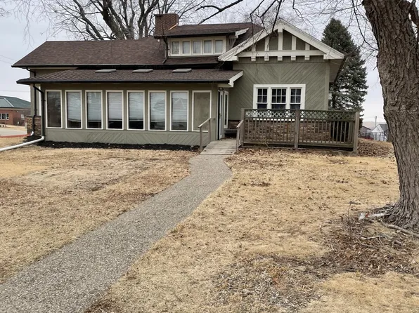 528 W Pershing Dr, Brooklyn, IA 52211