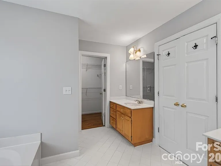 11005 Chilcomb Ct — Photo 36