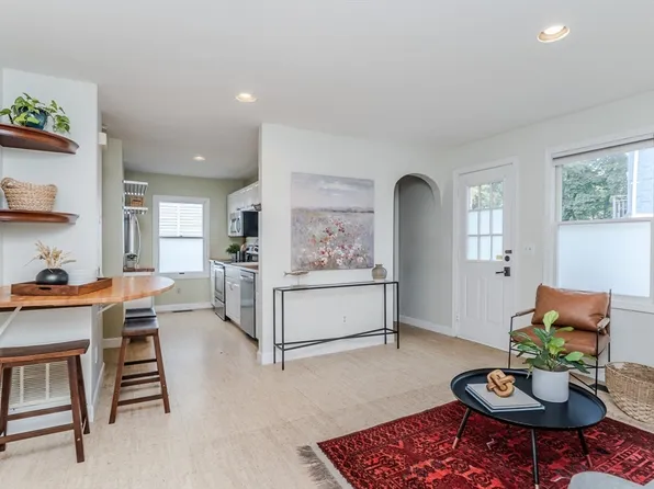 9 Walnut St #B, Northampton, MA 01060