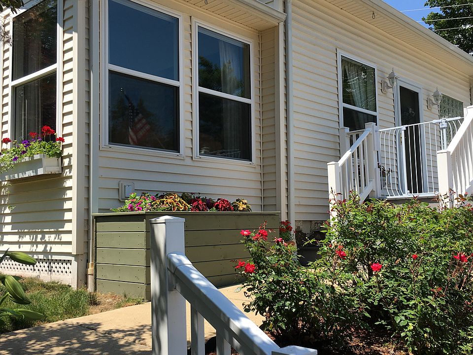 1st image of 618 W Grand River Ave