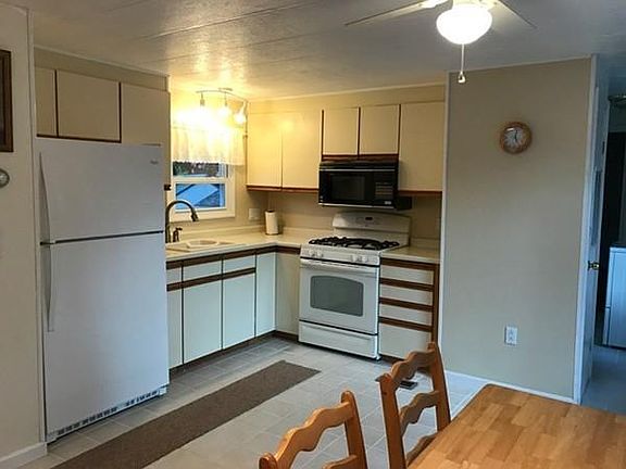 4th image of 11 Lilac Ln