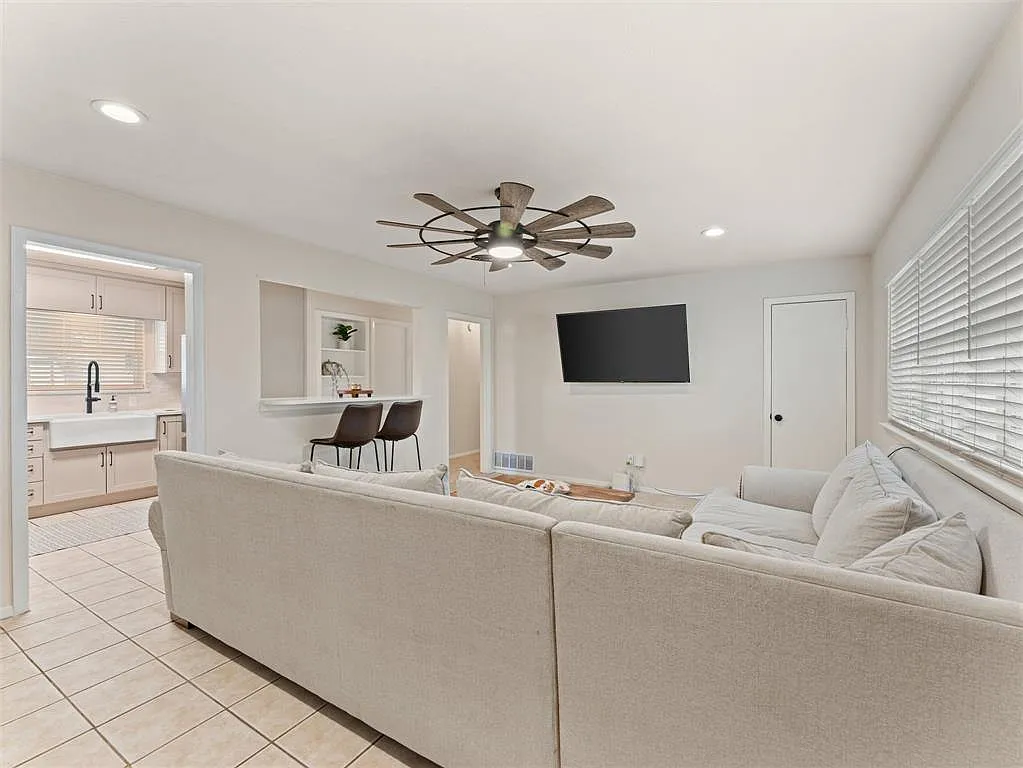 3 bed, 1176 sqft, $2,100 — Photo 2