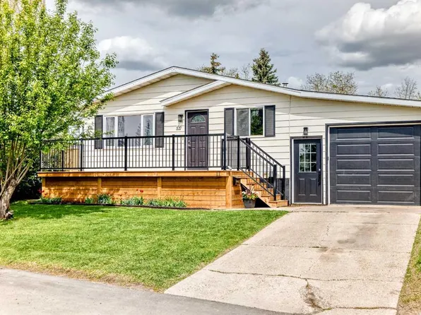 11 S Huntstrom Pl NE, Calgary, AB T2K 5V9