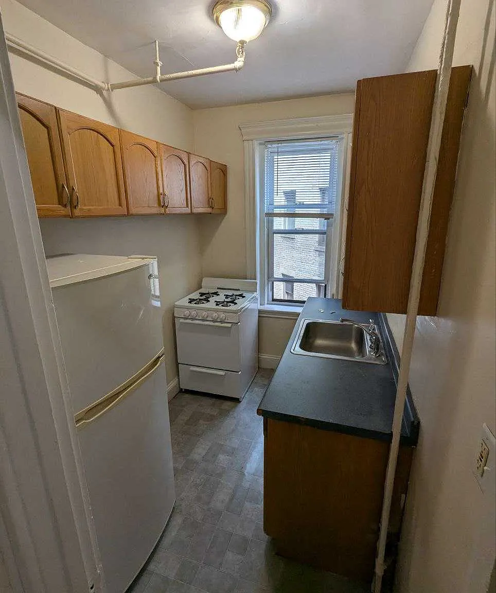 Studio, $2,000 — Photo 2