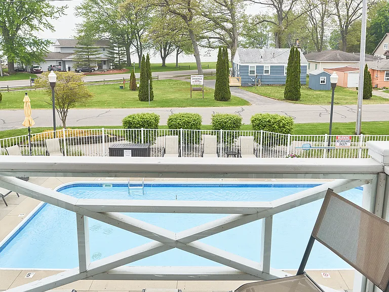 Please note the pool is CLOSED October to April