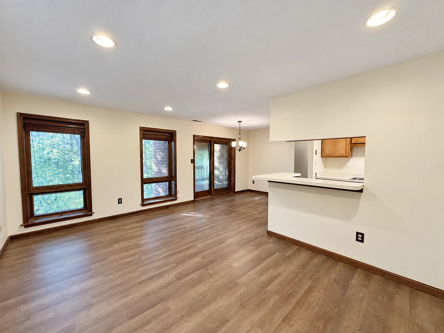 2 bed, 1.5 bath, 936 sqft, $1,900 — Photo 2