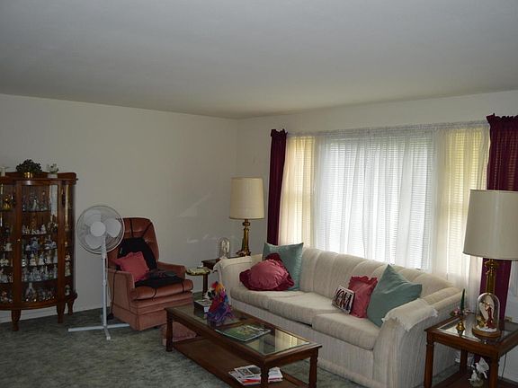 3rd image of 18 Turner Dr