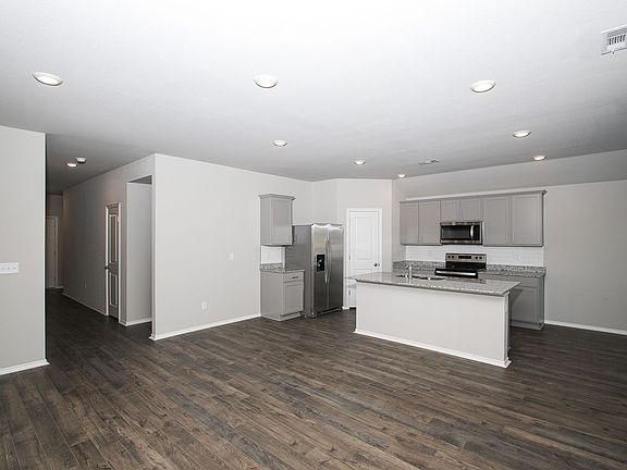 4th image of 606 Comanche Dr