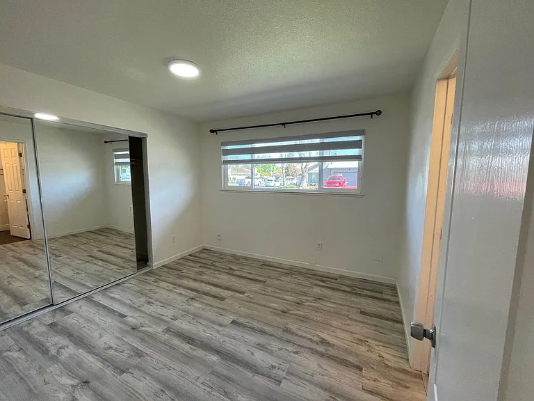 1362 E Oak Ave — Photo 11