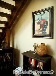 The spacious eating area is ideal...
						:
						...for get-togethers and spillover kitchen preparations.