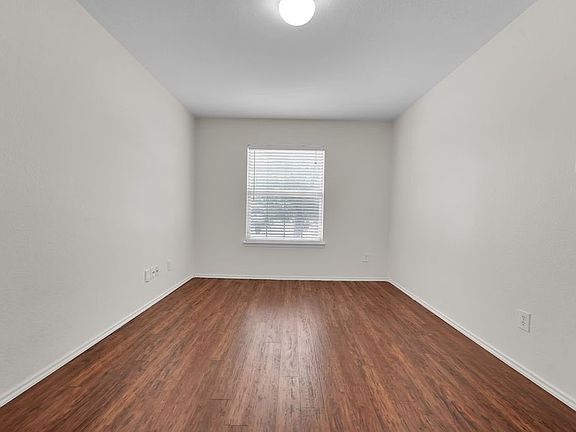 4th image of 1913 Grand Fir Dr
