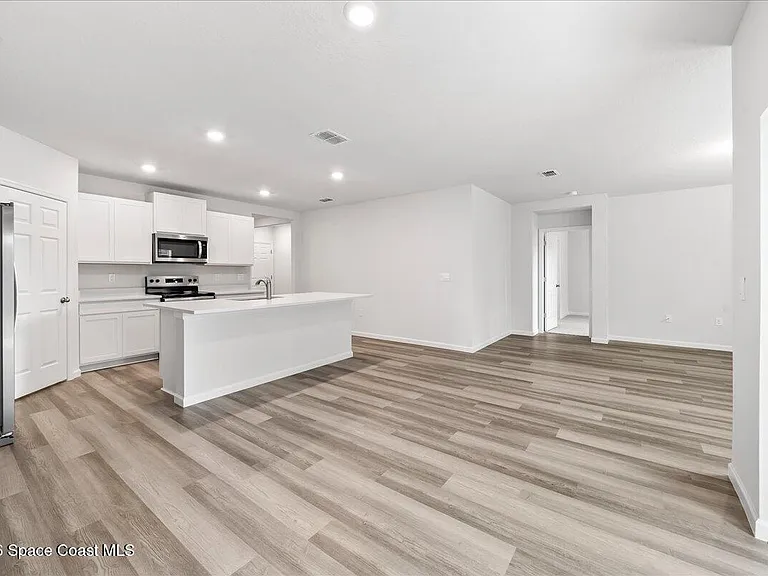 566 Rembrandt St SE — Photo 14