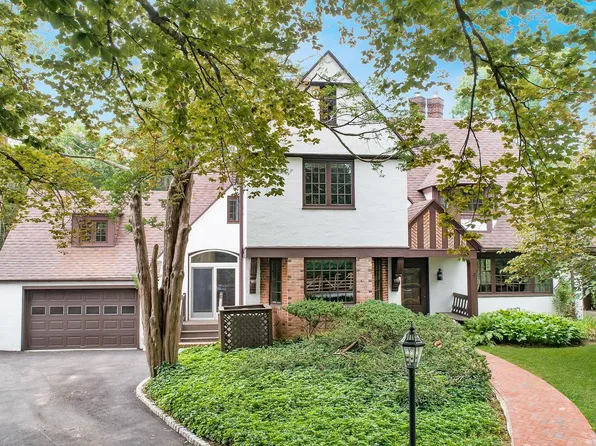 556 Saint Davids Ave, Saint Davids, PA 19087