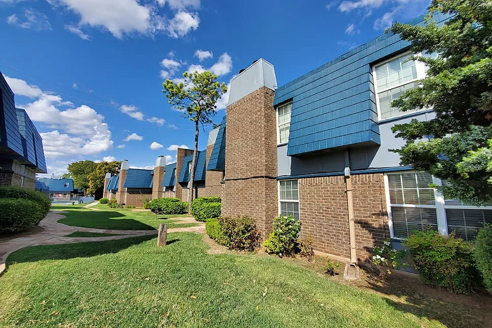 Pickwick Place Apartments — Photo 2