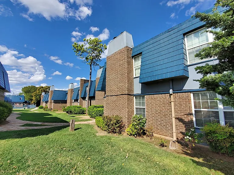 Pickwick Place Apartments — Photo 2