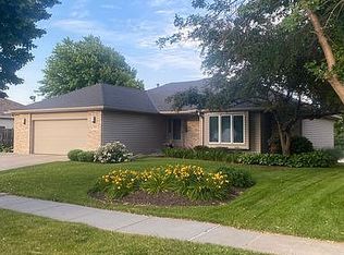 2920 Crown Pointe Rd, Lincoln, NE 68506