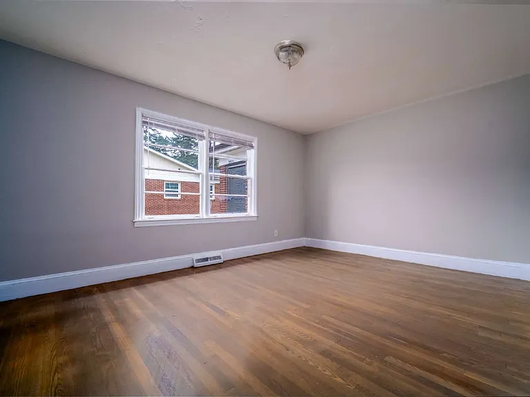 3453 Meredith Ave — Photo 10