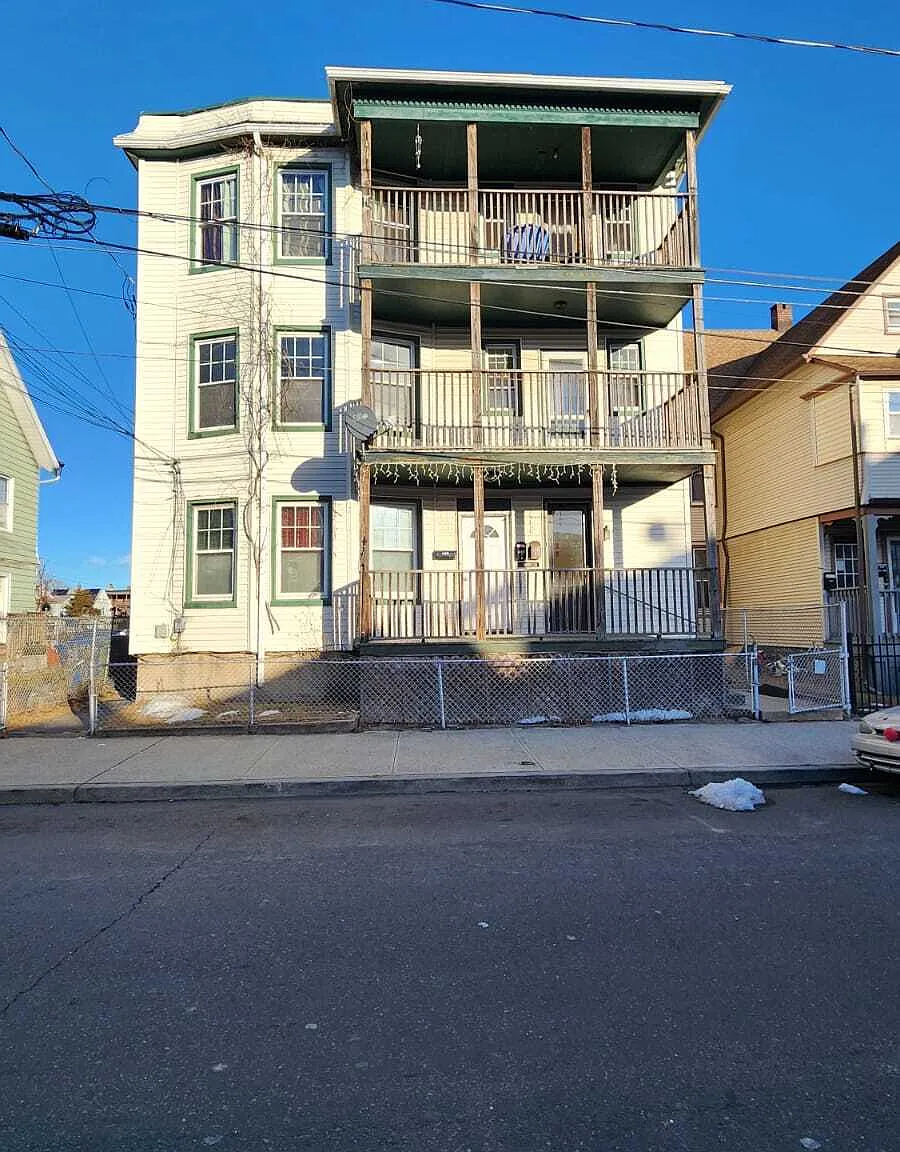 3 bed, 1.0 bath, 1100 sqft, $1,850 — Photo 1
