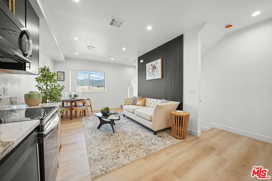 4 bed, 4.5 bath, 1950 sqft, $4,490 — Photo 4