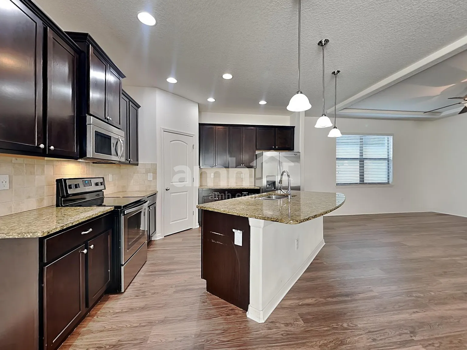 4 bed, 2.5 bath, 2428 sqft, $2,890 — Photo 4