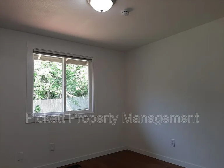 212 NE Torval Canyon Rd — Photo 13