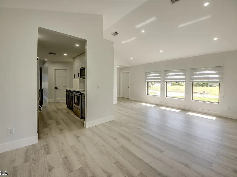 412 NE 17th Pl — Photo 4