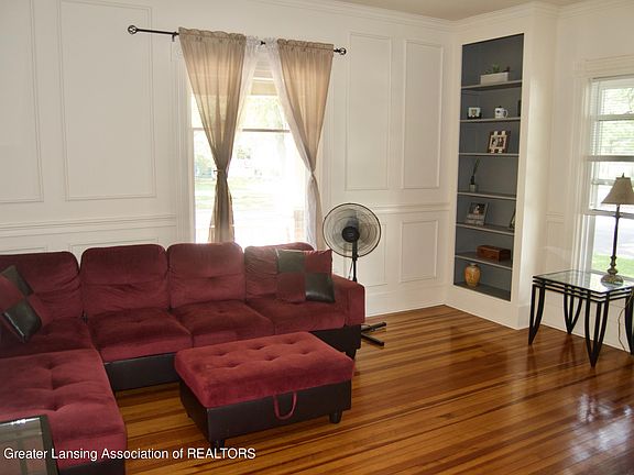 5th image of 900 N Washington St