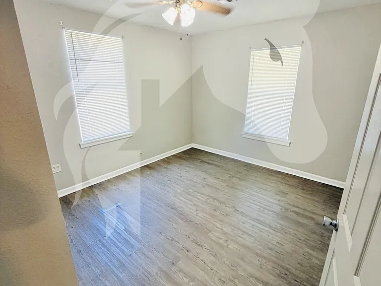 113 W Wabash Ave — Photo 8